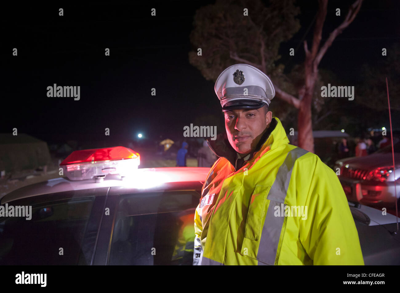 Eine tunesische Polizisten steht von seinem streifenwagen bei den Vereinten Nationen Camp Choucha. Ras Jdir. Tunesien. Afrika. 2011 Stockfoto