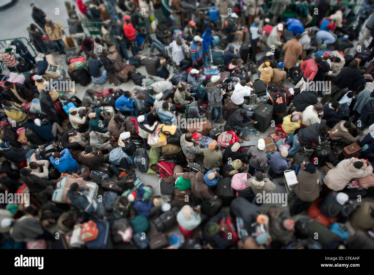 Flughafen Djerba. Tunesien. Rund 15.000 Flüchtlinge aus Libyen evakuiert Warten auf Ebenen sie wieder mit nach Hause zu nehmen. 2011 Stockfoto