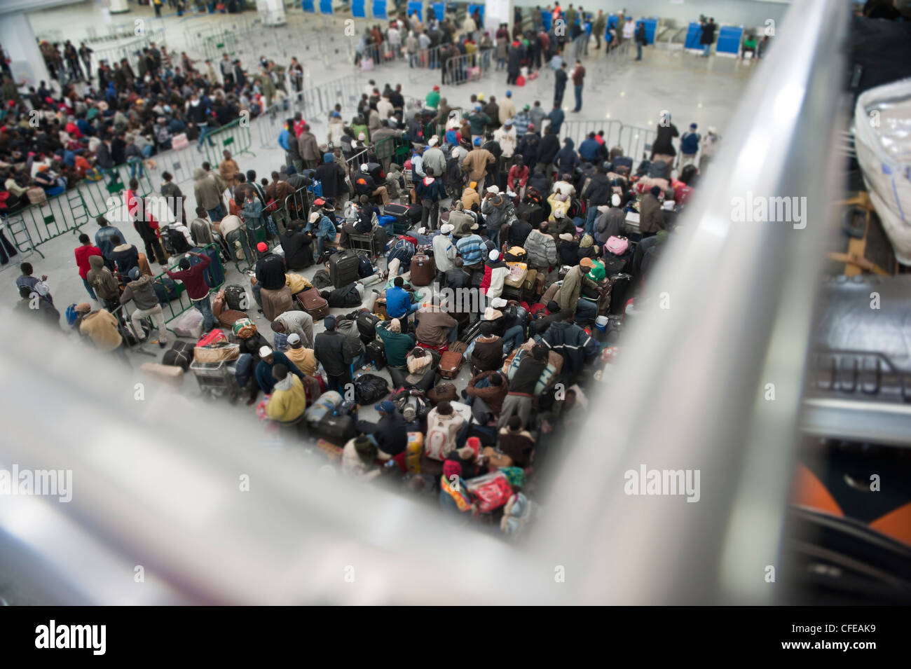 Flughafen Djerba. Tunesien. Rund 15.000 Flüchtlinge aus Libyen evakuiert für ein Flugzeug sie wieder mit nach Hause zu nehmen. 2011 Stockfoto