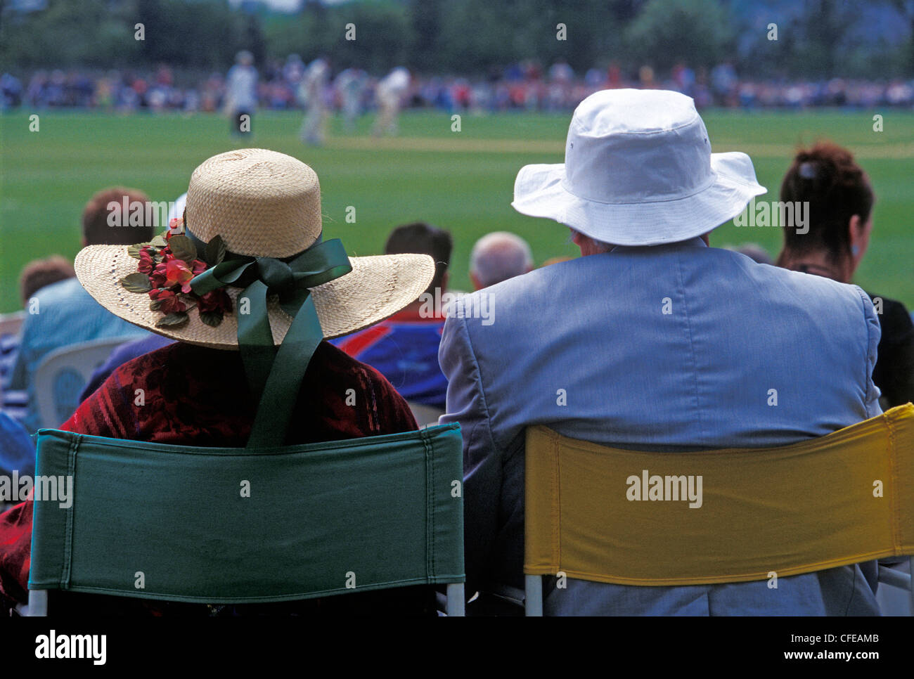 Ein älteres Ehepaar, die gerade ein Cricket-Match. Hastings. England-UK Stockfoto