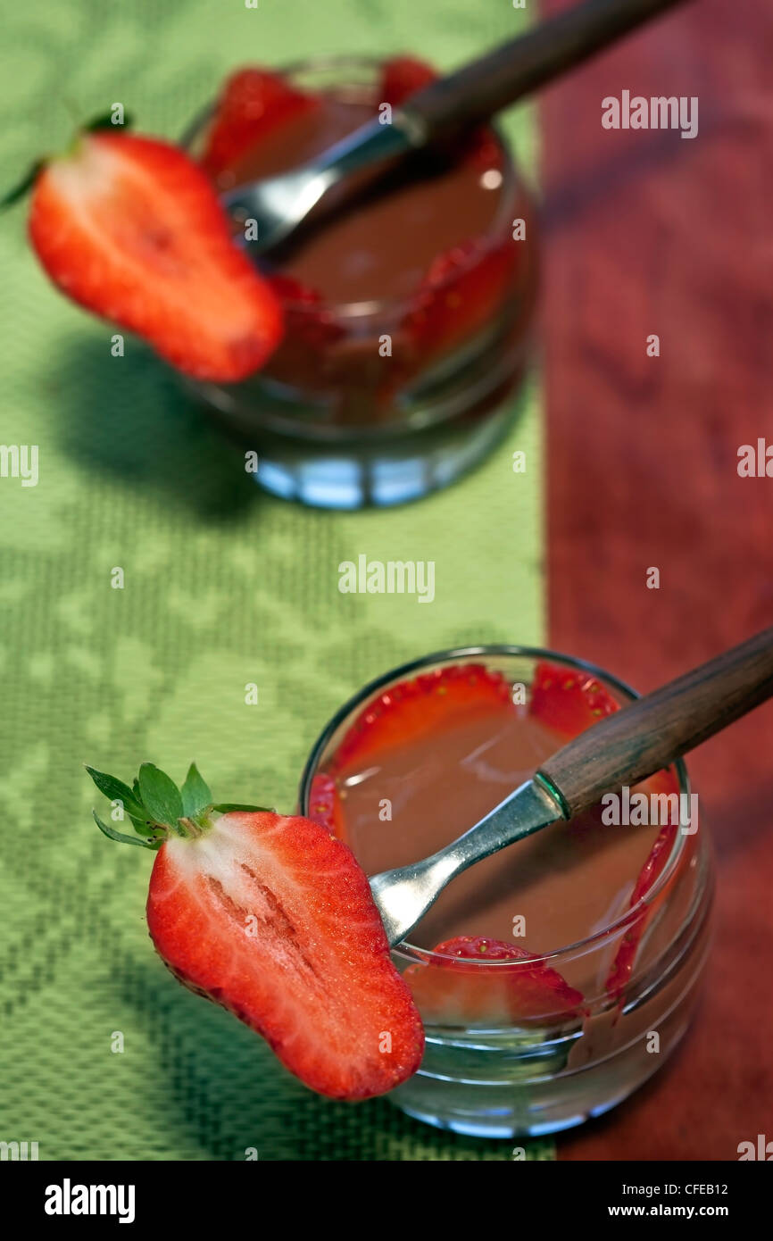 Schokoladencreme mit frischen Erdbeeren Stockfoto