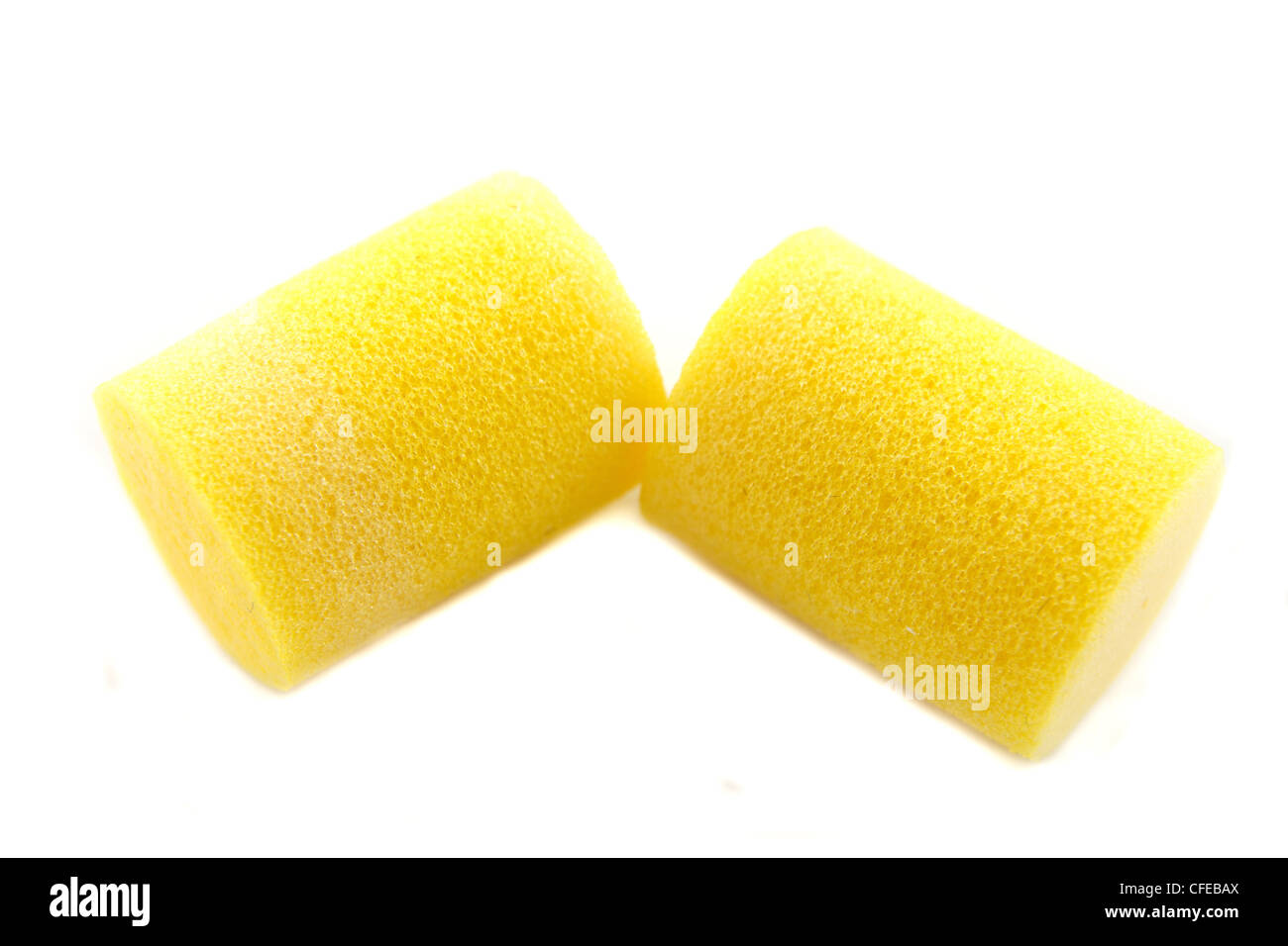 gelbe Ohrstöpsel auf weißem Hintergrund Stockfoto