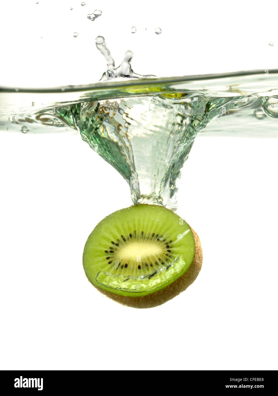 Kiwi-Scheibe spritzt ins Wasser über weißem Hintergrund Stockfoto