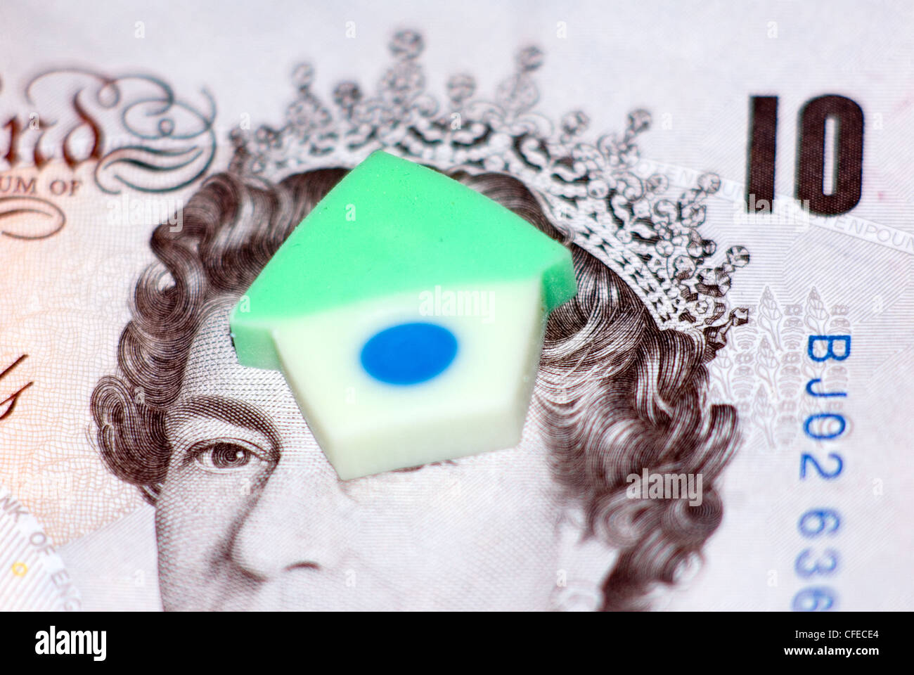 10 pfund Hinweis mit einem Haus geformte Radiergummi Stockfoto