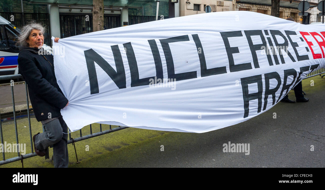 Paris, Frankreich, grüne Umwelt Aktivisten Protest Atomkraft in japanischen Botschaft für Fukushima nuklearen Unfall Jubiläumsveranstaltung, Banner auf Französisch "Sofort stoppen der Kernenergie" Stockfoto