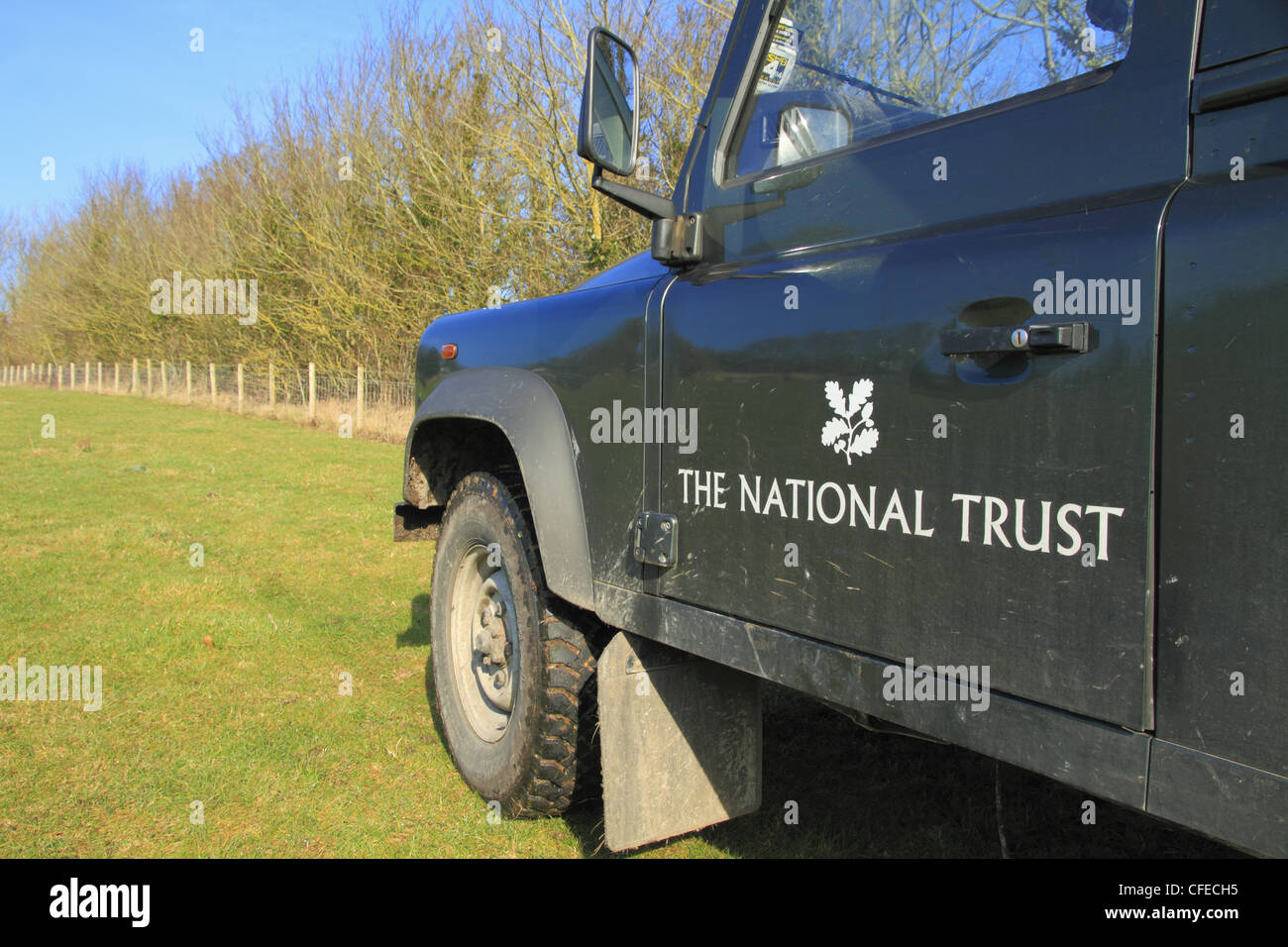 Ein National Trust 4 x 4 Land Rover Fahrzeug auf der South Downs National Park in der Nähe von Litlington, East Sussex, England. Stockfoto