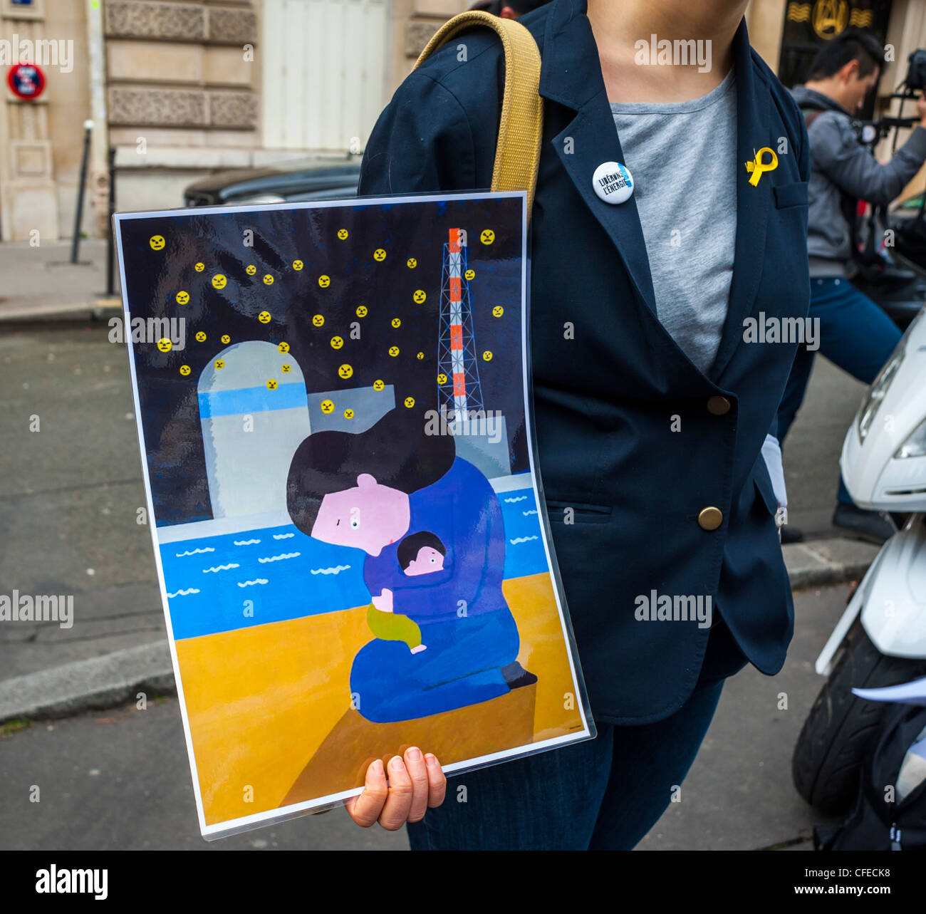 Paris, Frankreich, Grüne Umweltaktivisten protestieren gegen Atomkraft vor der japanischen Botschaft, für die Veranstaltung zum Atomunfall von Fukushima, Poster von Teen Girl Holding, Kunstprotest Stockfoto