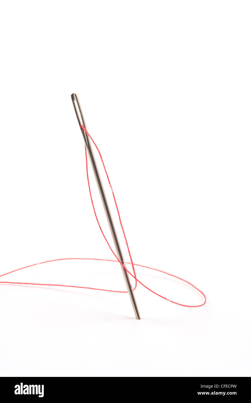 Nahaufnahme der Nähnadel und Faden auf weißem Hintergrund. Stockfoto