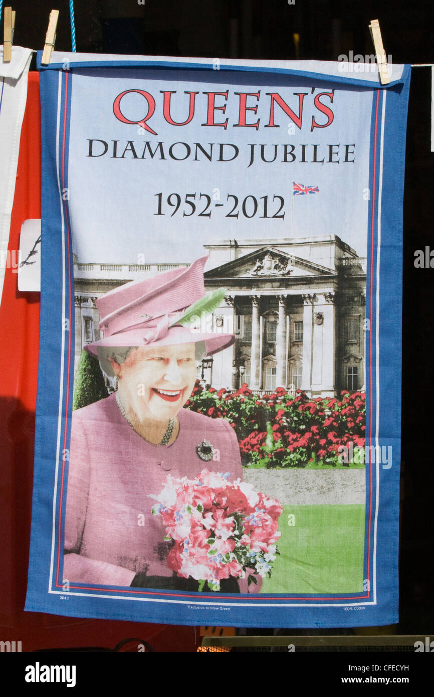Geschirrtücher von Queens Diamond Jubilee gekoppelt an eine Wäscheleine gehängt Stockfoto