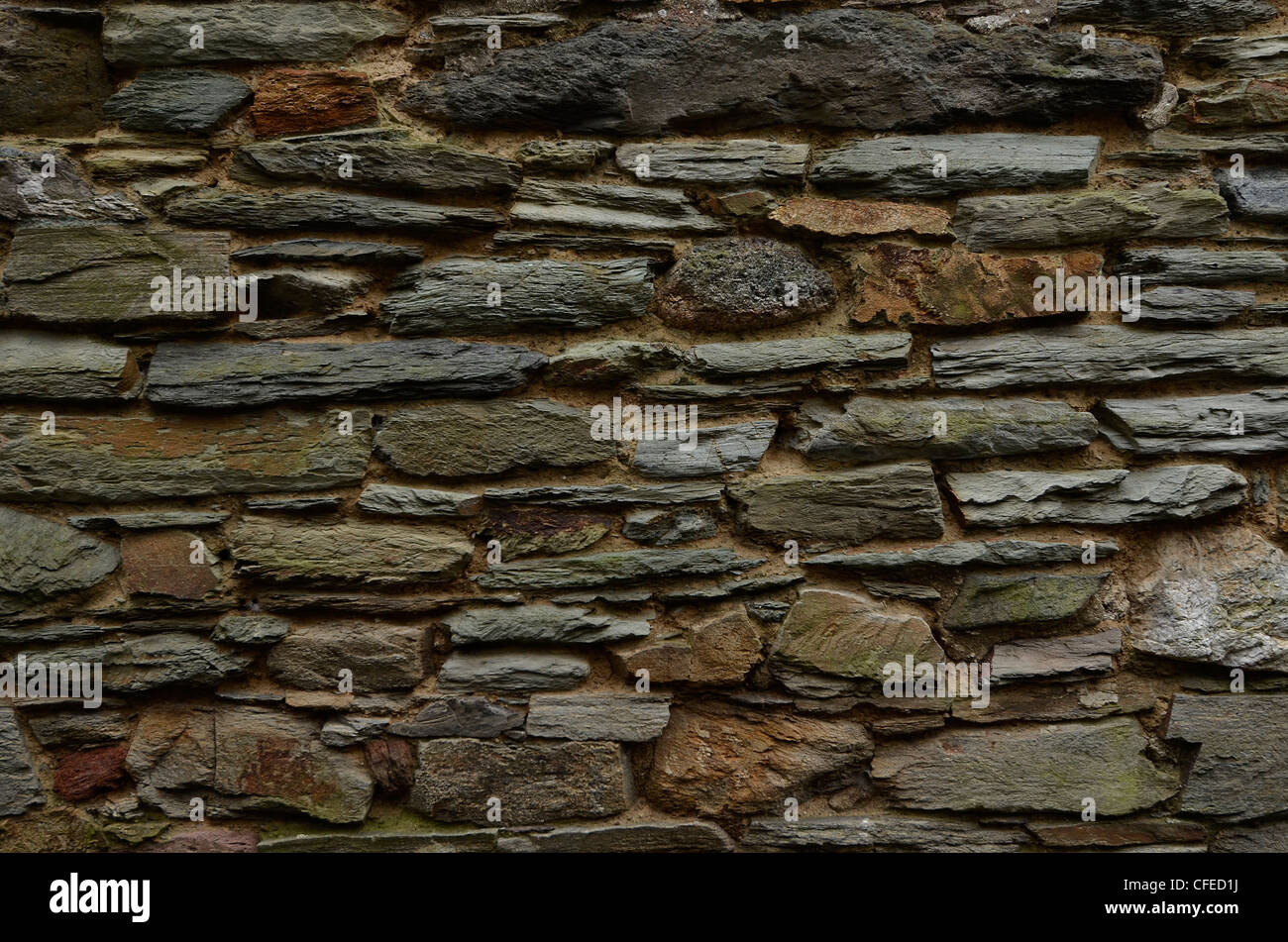 Stark spitze Steinmauer. Unregelmäßiges Mauerwerk. Stockfoto