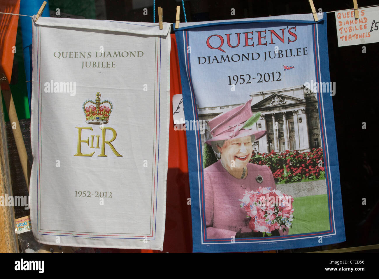 Geschirrtücher von Queens Diamond Jubilee gekoppelt an eine Wäscheleine gehängt Stockfoto