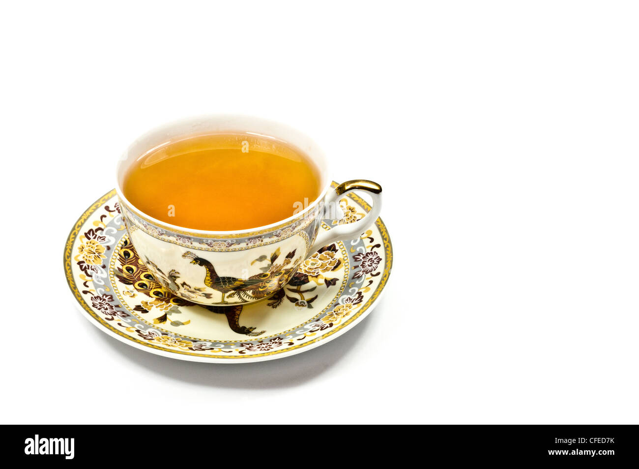 Eine klassische Goldrand Porzellan Teetasse und Untertasse. Isoliert auf weiss. Stockfoto