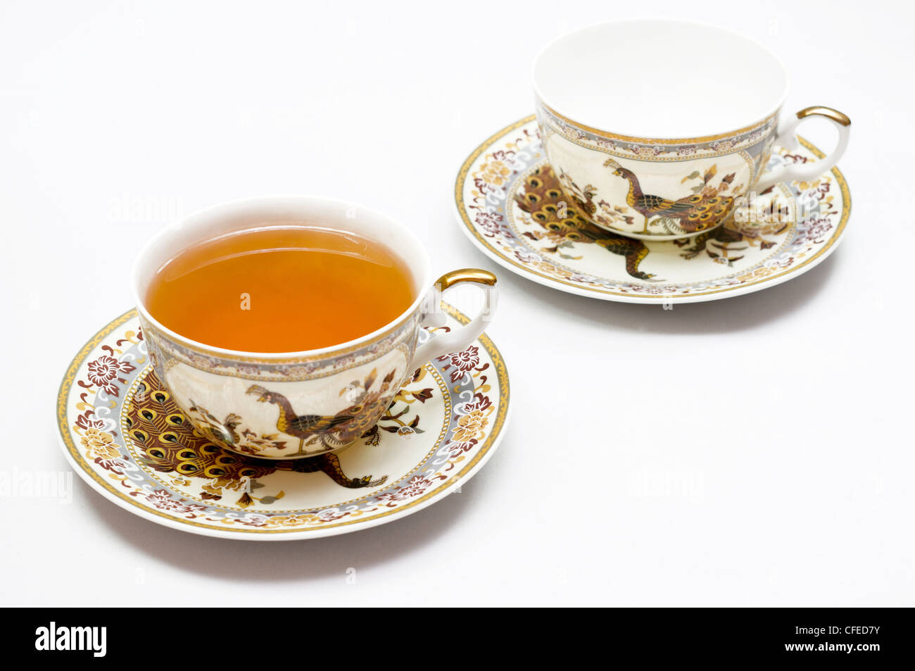 Klassische Goldrand Porzellan Teetasse und Untertasse. Isoliert auf weiss. Stockfoto