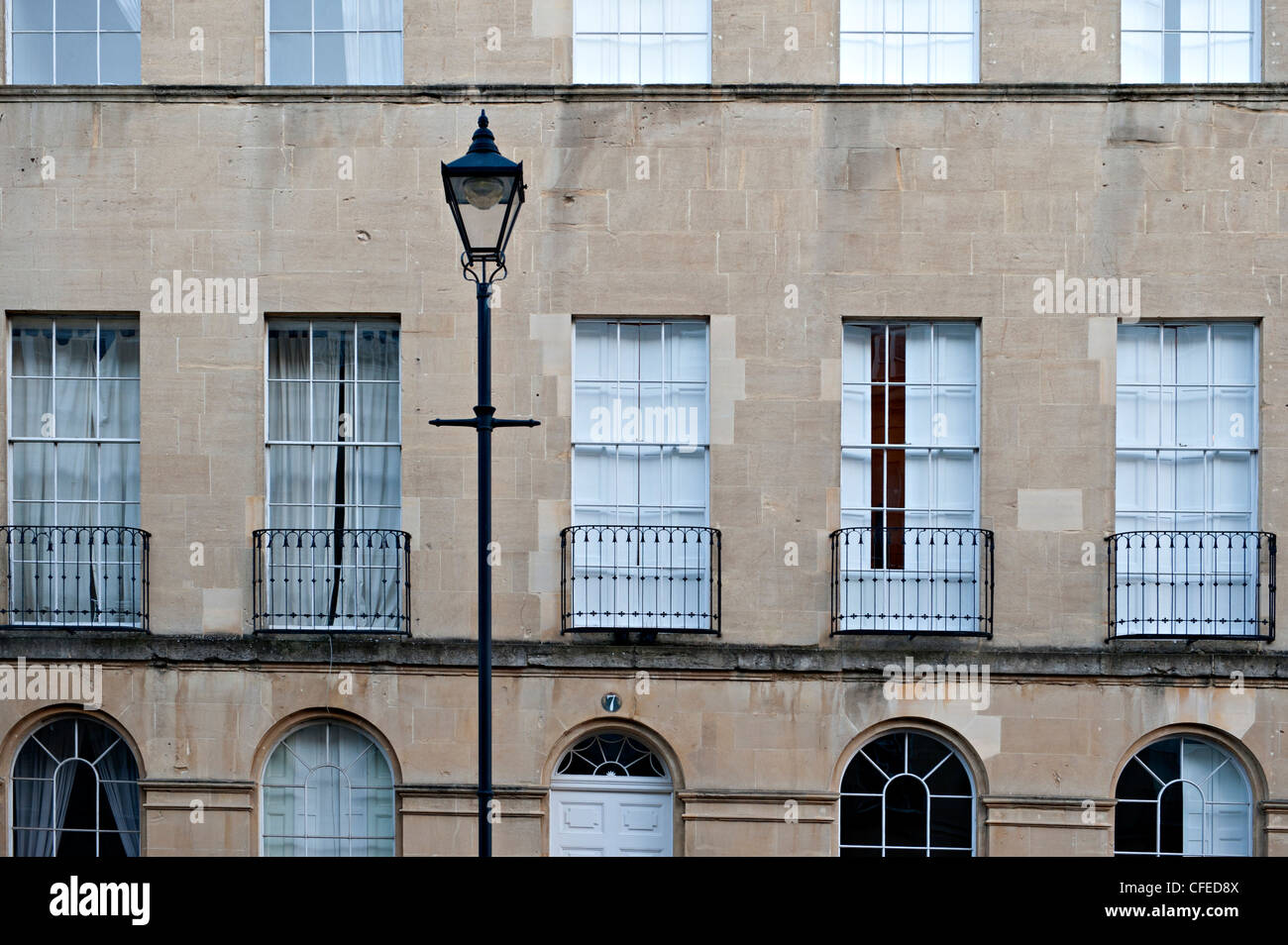 Hohen traditionellen Straßenlaterne und Stadthäuser in Johnstone Straße, Bath, Großbritannien Stockfoto