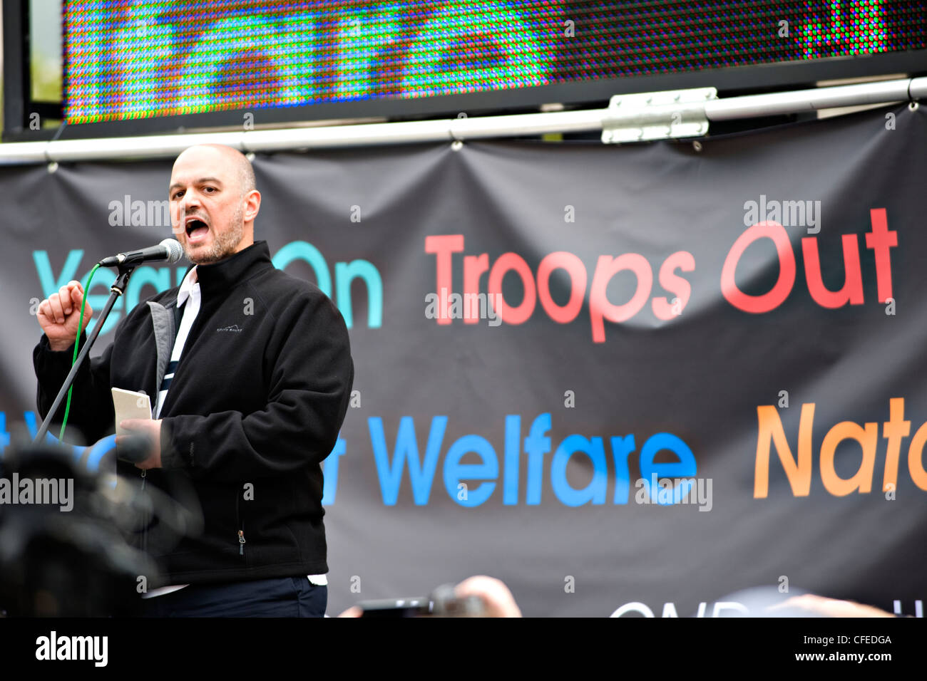 Anas Altikriti spricht auf der 8. Oktober 2011 Antikriegs Masse Versammlung in London Stockfoto