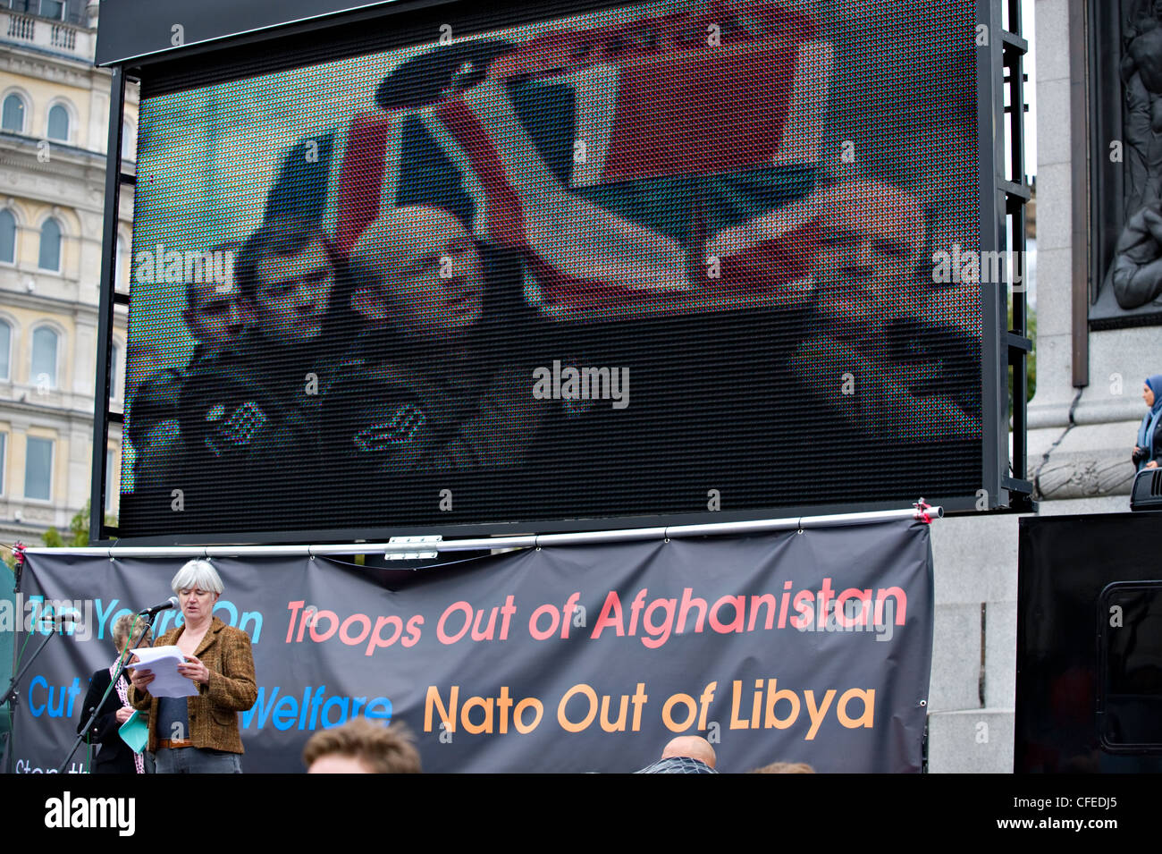 Carol Turner, Mitglied von CND und Stop the War Koalition spricht auf der 8. Oktober 2011 Antikriegs Masse Versammlung in London Stockfoto