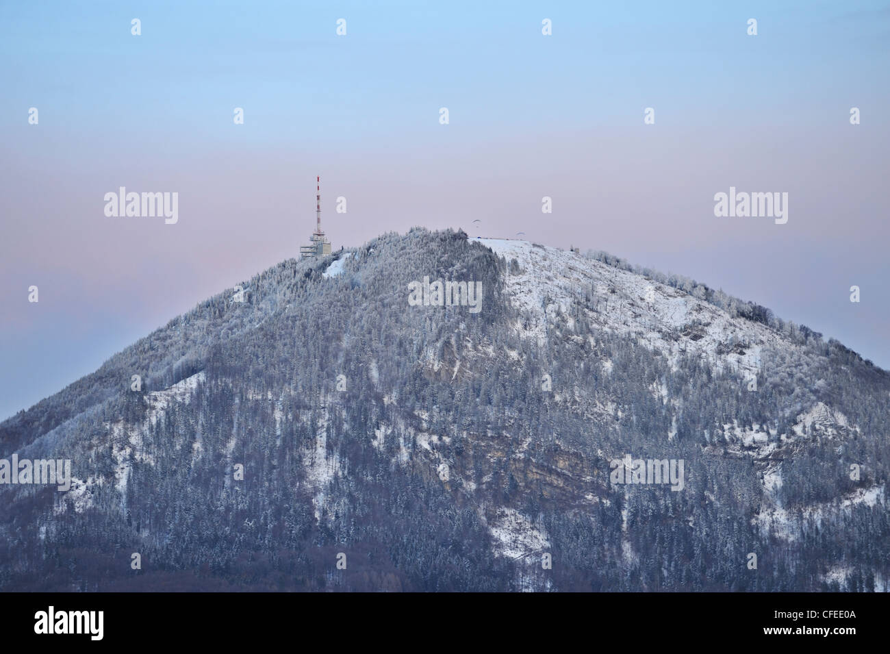 Hügel mit einem Fernsehturm, Salzburg, Österreich Stockfoto