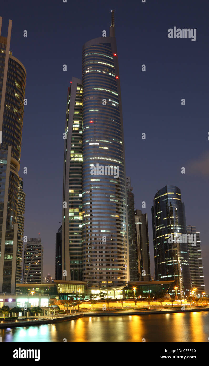 Wolkenkratzer in der Nacht in Jumeirah Lakes Towers in Dubai Stockfoto