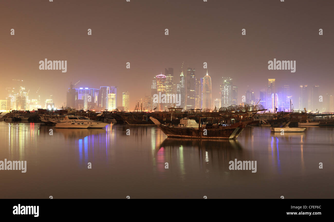 Doha-Skyline bei Nacht, Katar, Nahost Stockfoto