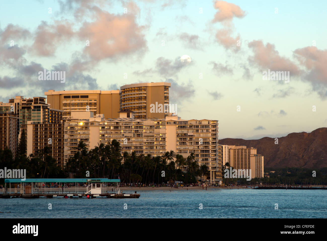 Hotels am Waikiki Beach, Diamond Head in Ferne, Oahu, Hawaii Stockfoto