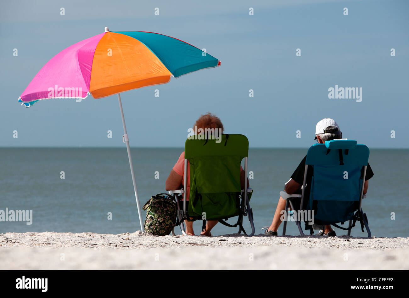 ältere Rentner paar Strand Sonnenschirm Bonita Springs Golf-Küste Florida Stockfoto