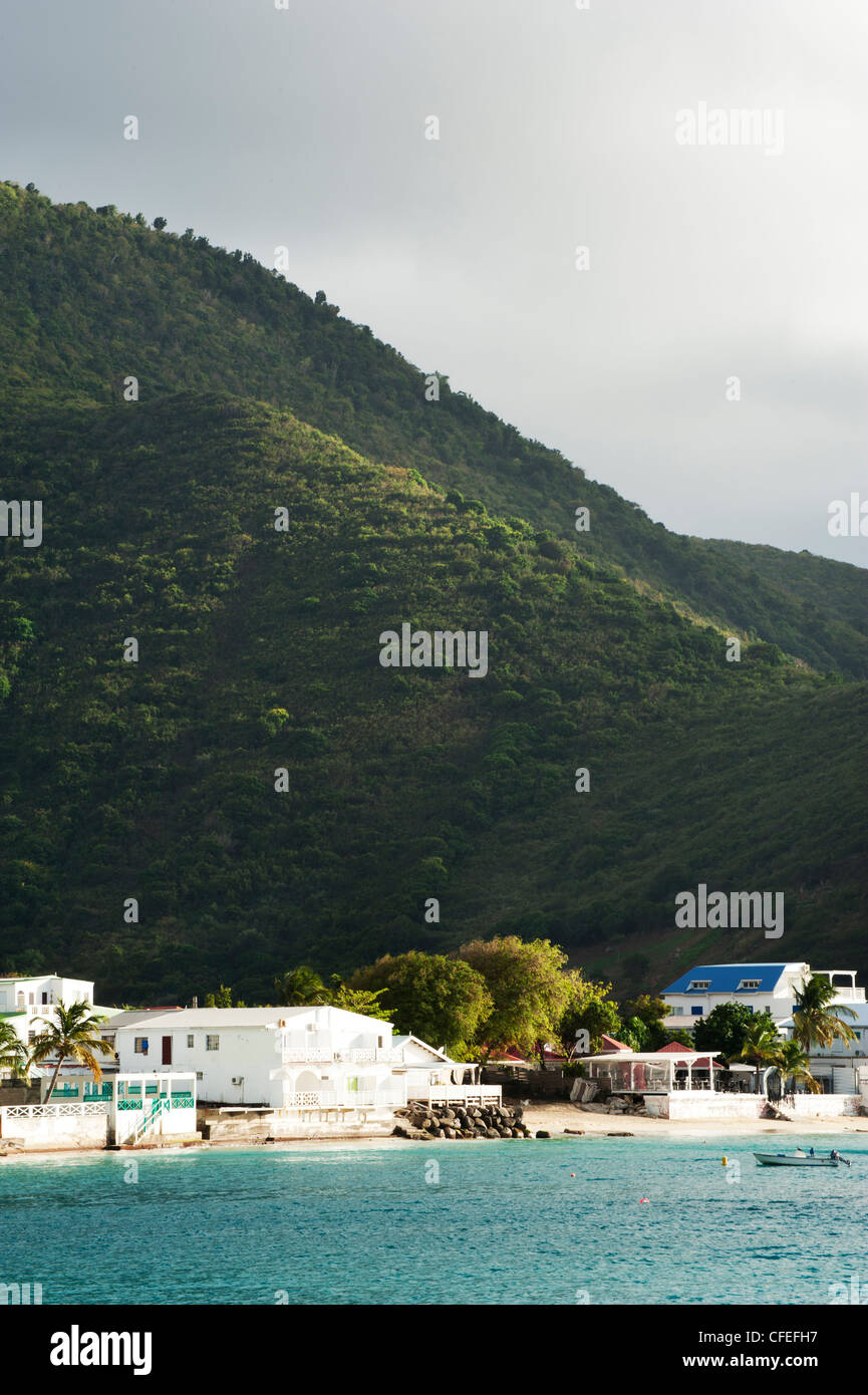 Berge, im karibischen Raum und Gebäude am Strand von Grand Case, Saint-Martin Stockfoto