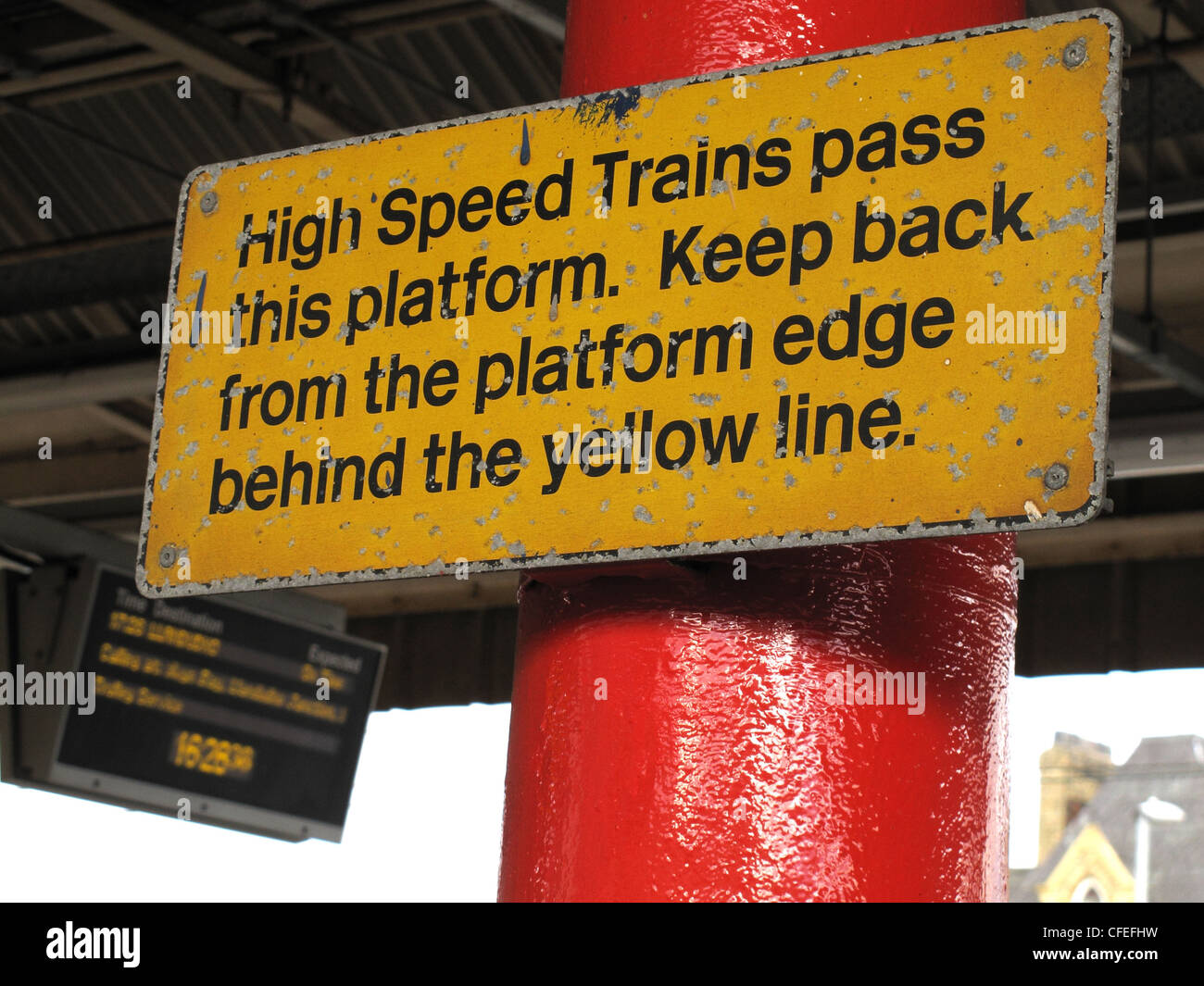High Speed Züge passieren dieses Plattform-Zeichen, damit vom Rand der Plattform zu Warrington Bank Quay Bahnhof, Cheshire, UK Stockfoto