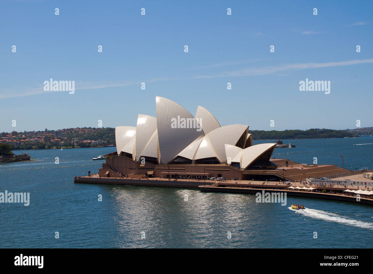Blick auf Sidney Hafen mit Sidney Opera House im Hintergrund Stockfoto