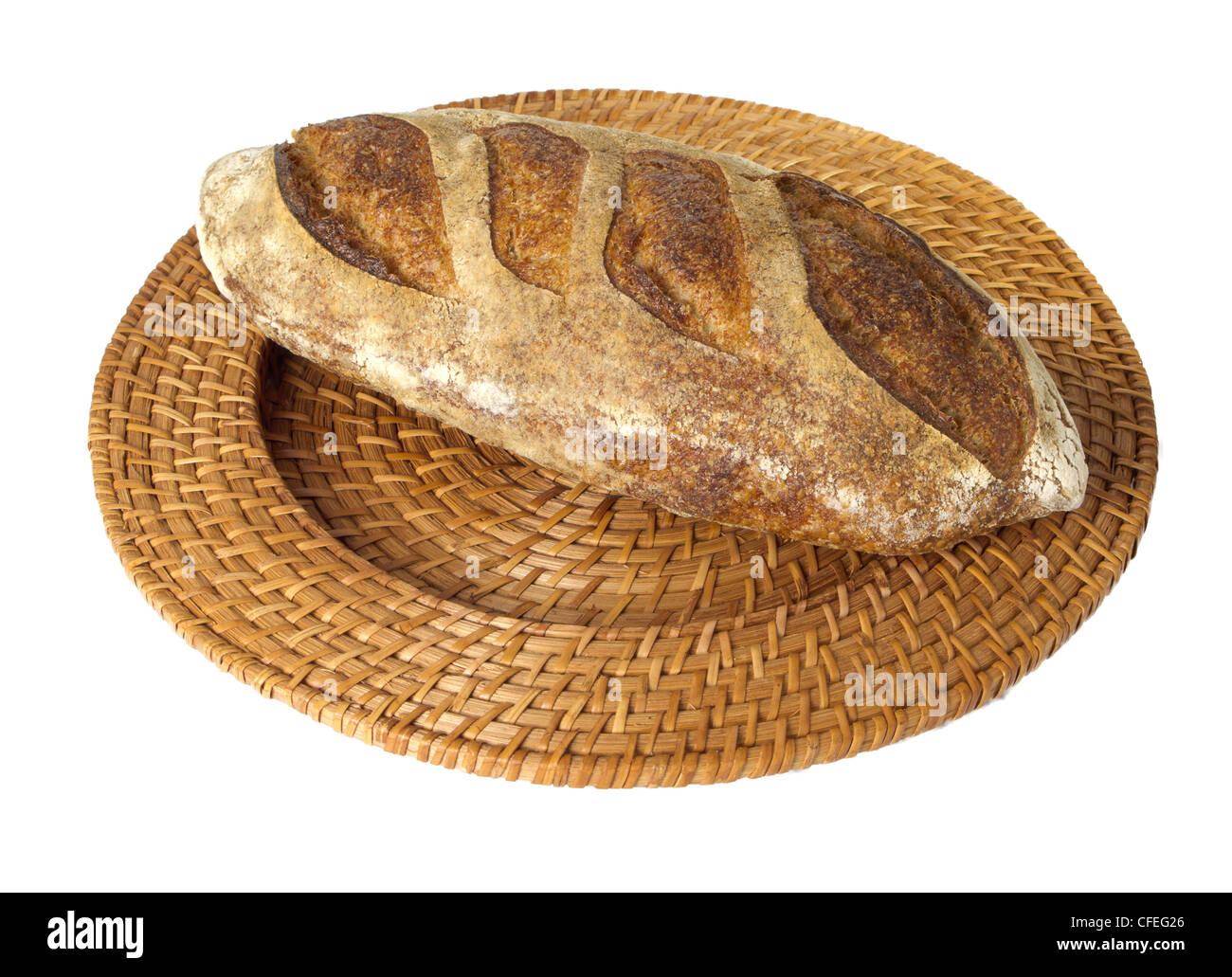 Frisch gebackenes Brot von Bauer Batard Brot auf Korbwaren Tablett isoliert auf weiss Stockfoto