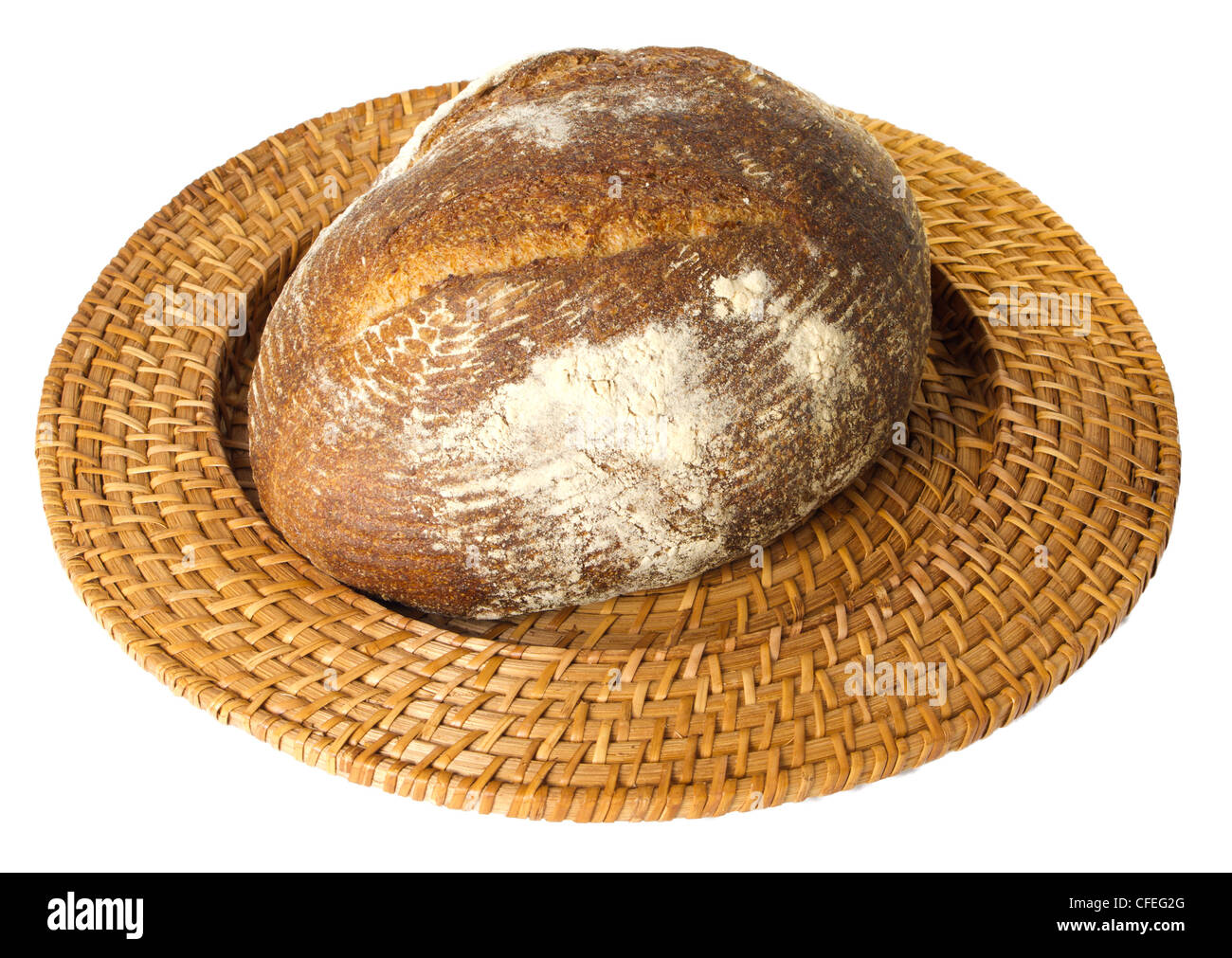 Frisch gebackenen Laib Roggen Sauerteigbrot angezeigt auf Korbwaren Tablett isoliert auf weiss Stockfoto