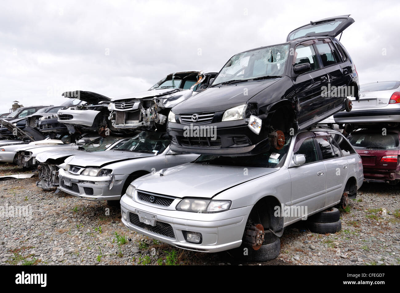 Verschrotteten Autos gestapelt in Auto-Teile-Hof in Lincoln, Christchurch, Region Canterbury, Südinsel, Neuseeland Stockfoto