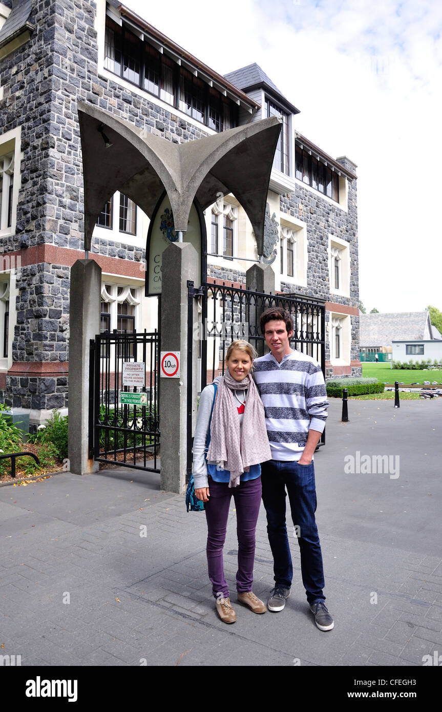 Paar am Eingang nach Christi College, Region Rolleston Avenue, Christchurch, Canterbury, Südinsel, Neuseeland Stockfoto