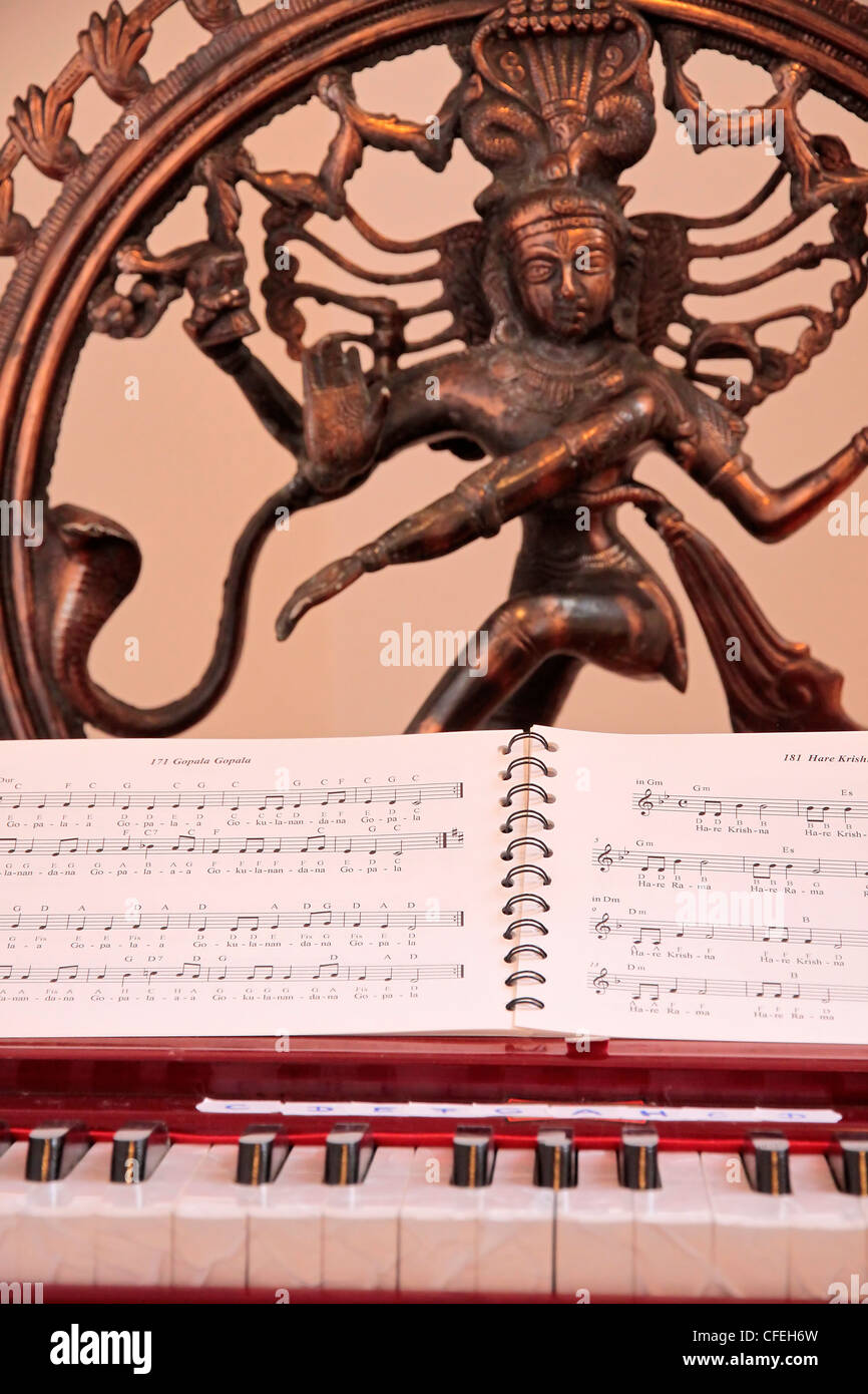 Harmonium, Markierungen und indische Statue als Dekoration in einem Yogaraum Stockfoto
