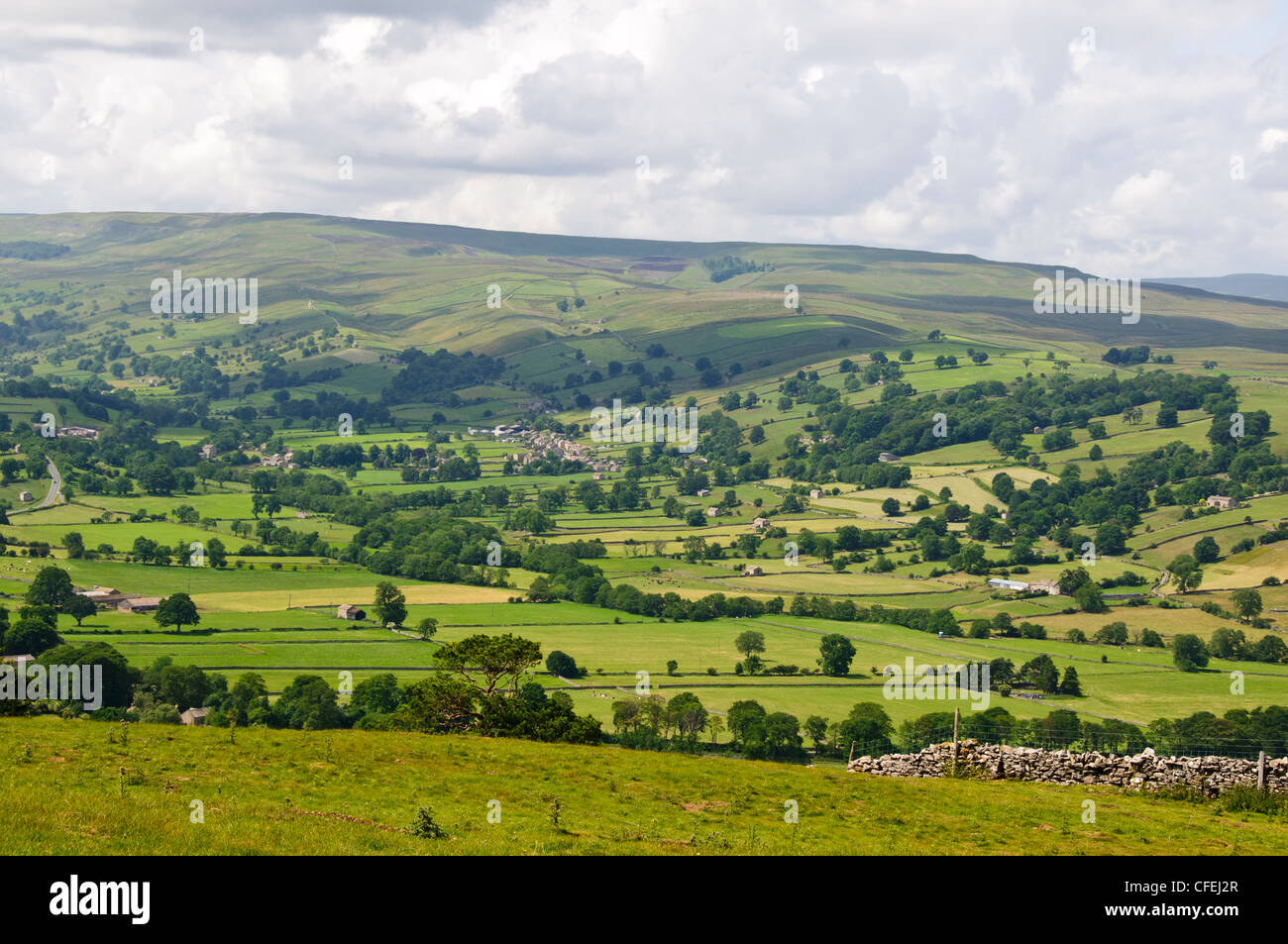 Wandern, grünen Wiesen, kleine Betriebe, Ansichten von Burton Westdorf, Wensleydale, North Yorkshire, Yorkshire Dales National Park, UK, GB Stockfoto