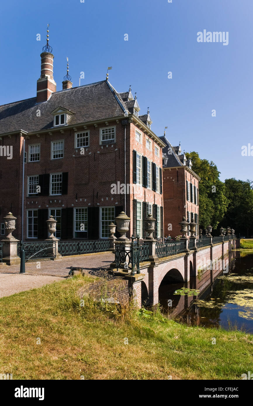 Schloss Duivenvoorde, Voorschoten, den Niederlanden. Im Jahre 1631 und mit Englischer Park errichten. Stockfoto