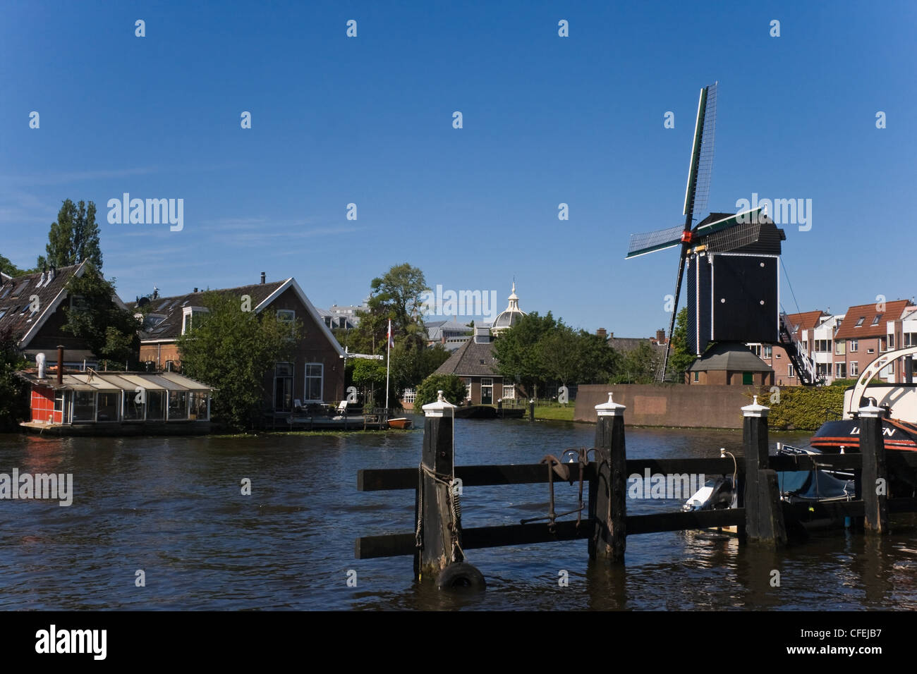 Blick auf die Windmühle de setzen, Leiden, Niederlande auf Sunn Sommernachmittag Stockfoto