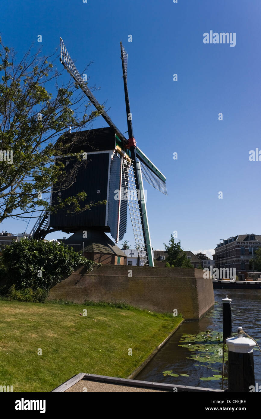 Blick auf die hölzerne Windmühle "de Put", Leiden, Niederlande auf sonnigen Sommernachmittag Stockfoto