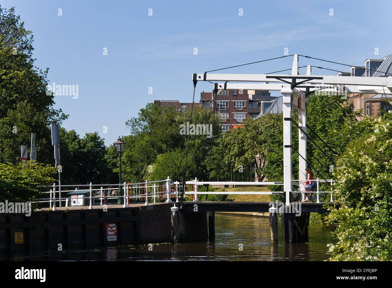 Aufhebung-Brücke für diejenige über dem Wasser in Leiden in den Niederlanden an einem sonnigen Sommernachmittag Stockfoto