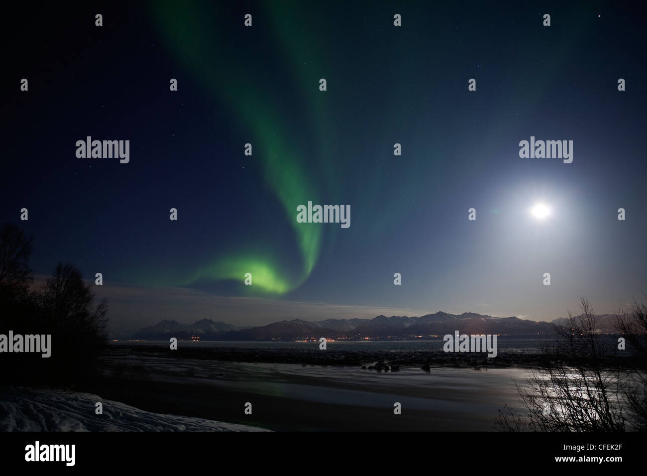 Aktiven Nordlicht über Cook Inlet und Chugach Berge in Yunan Alaska, März 2012 Stockfoto