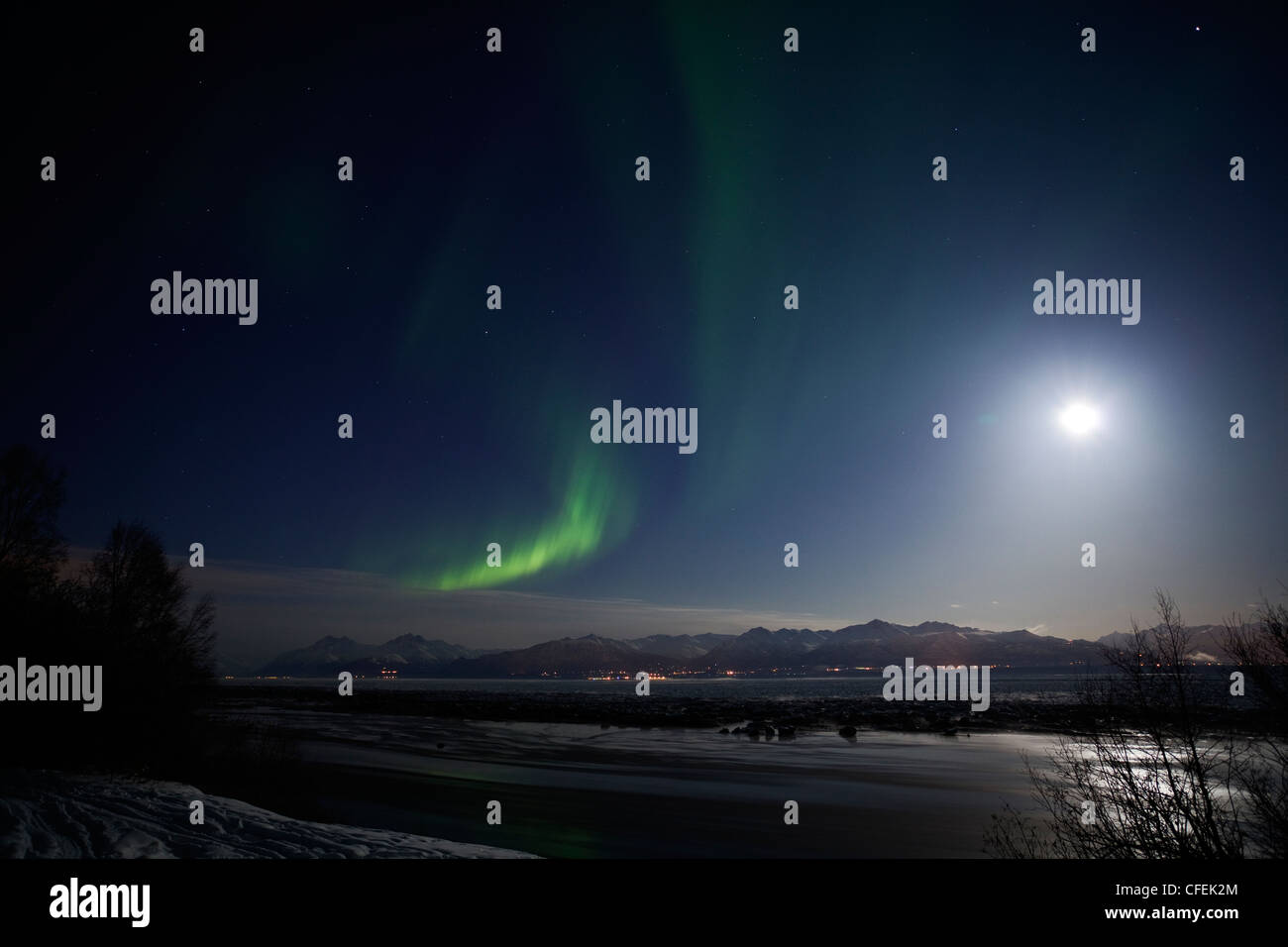 Aktiven Nordlicht über Cook Inlet und Chugach Berge in Yunan Alaska, März 2012 Stockfoto