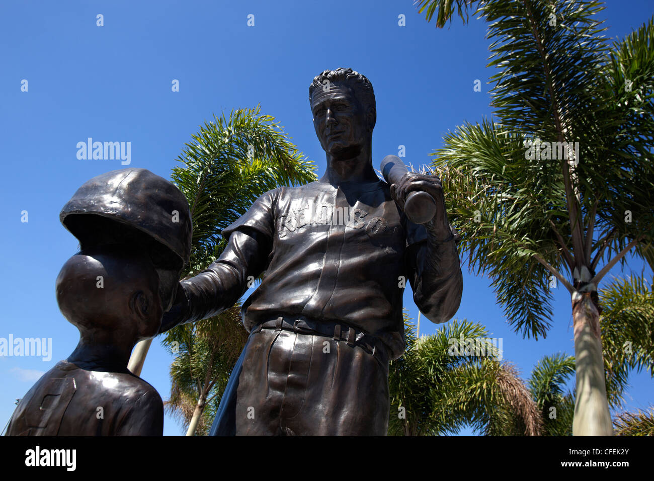 Eine Statue von Ted Williams außerhalb der Boston Red Sox Frühling Trainingslager bei JetBlue Park in Fort Myers, Florida Stockfoto
