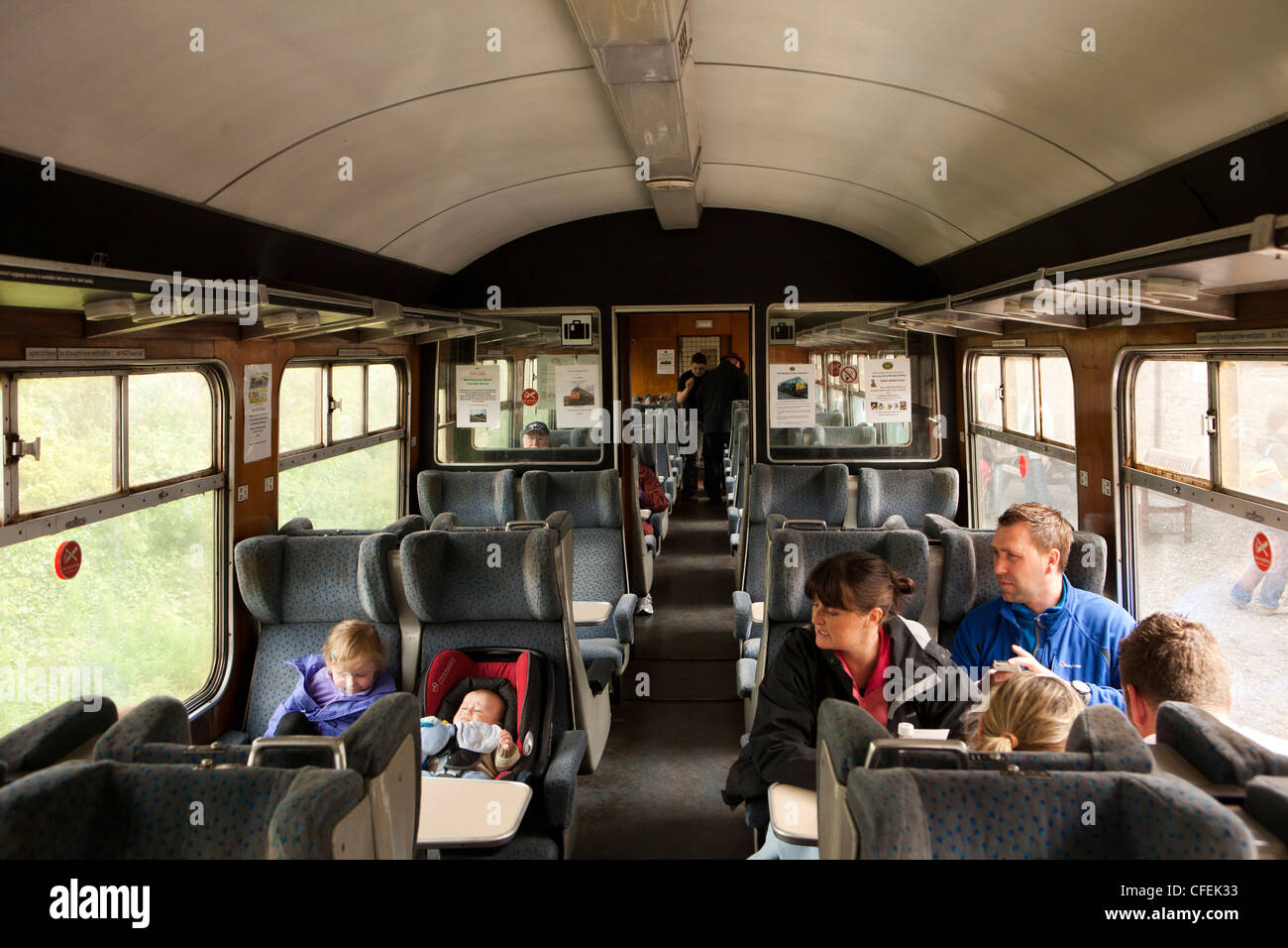 Großbritannien, England, Yorkshire, Leyburn, Wensleydale Eisenbahn, Familie von Passagieren auf Zugfahrt Stockfoto