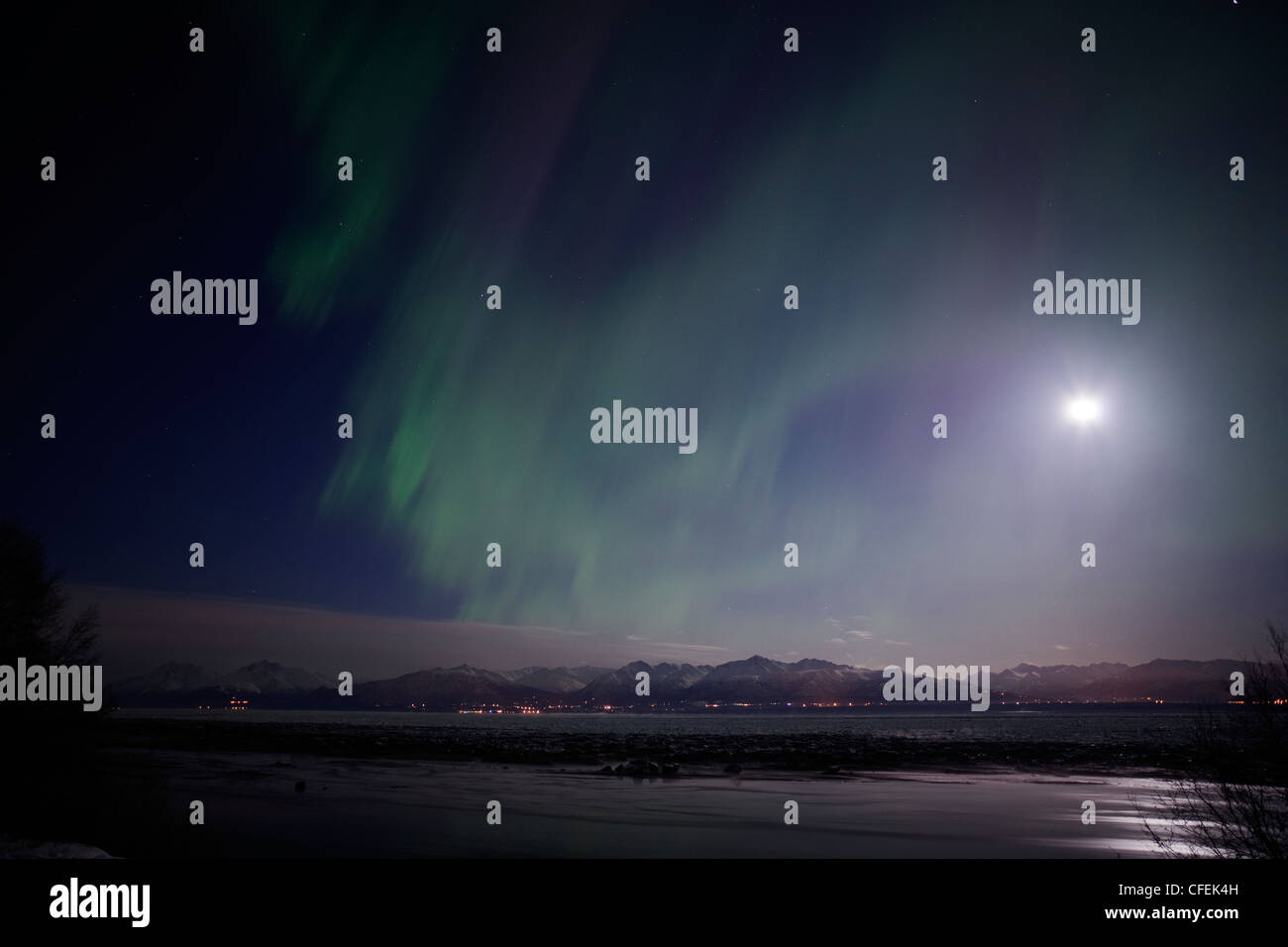 Aktiven Nordlicht über Cook Inlet und Chugach Berge in Yunan Alaska Stockfoto
