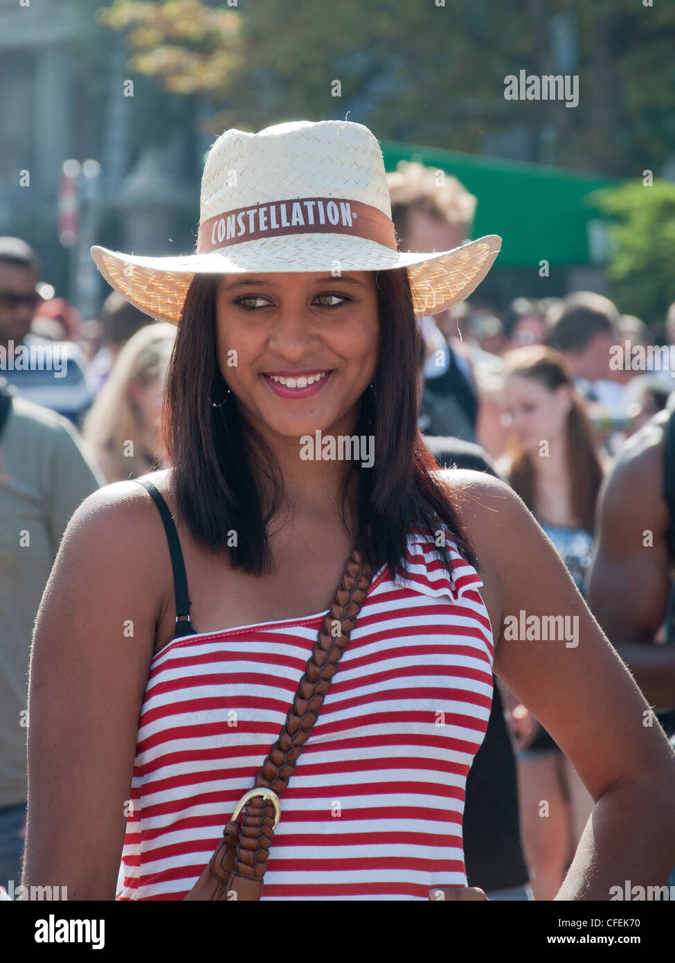 Mädchen posiert mit einem Hut während der Street Parade 2011 in Zürich. Stockfoto