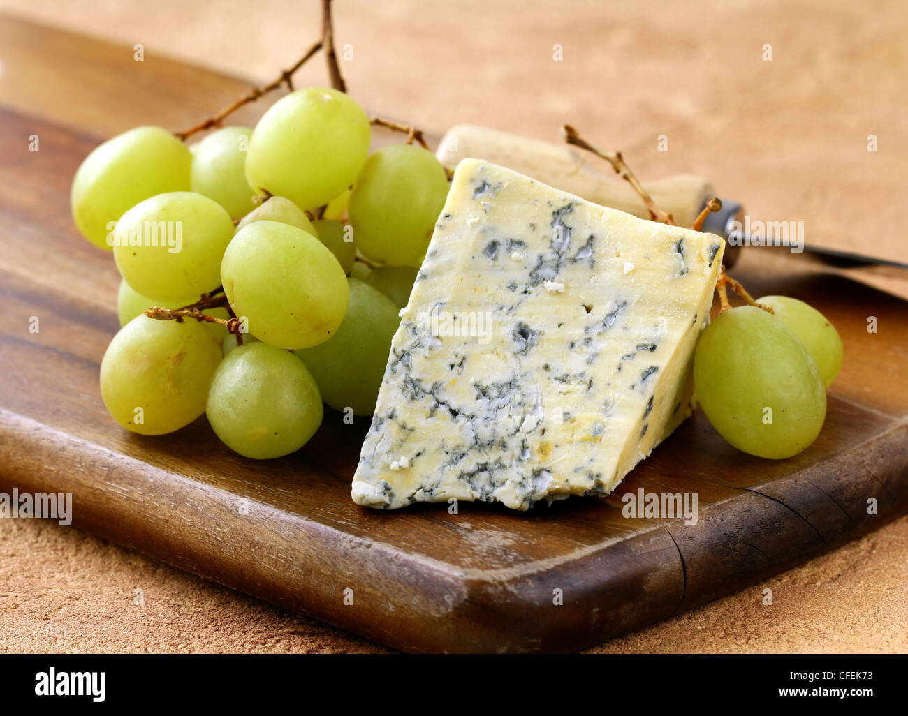 Stillleben mit Trauben und Käse Stockfoto