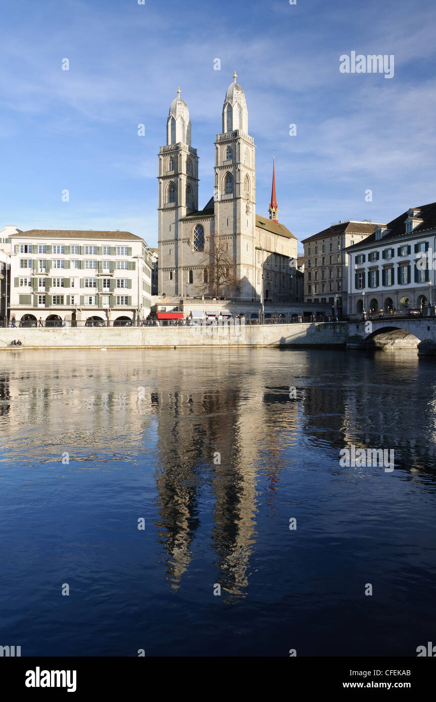 Grossmuenster Kirche Reflexion an der Limmat in Zürich Stockfoto