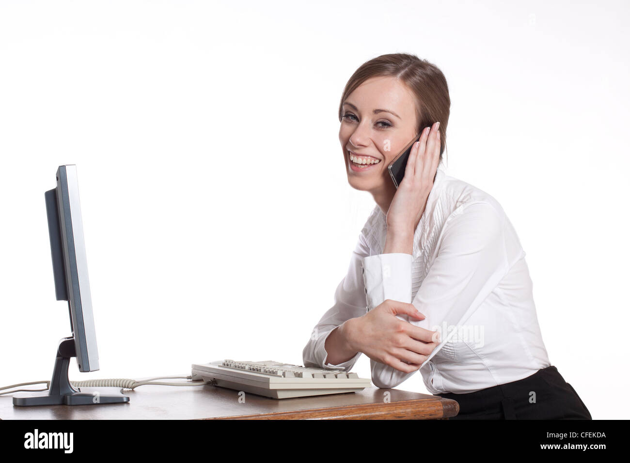 Glückliche Frauen auf mobile Whist am Computer-terminal Stockfoto
