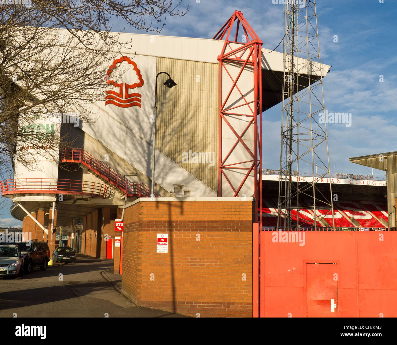 Nottingham Forest Football Ground bekannt als das City Ground. Ansicht der Trent End und Brian Clough steht. Stockfoto