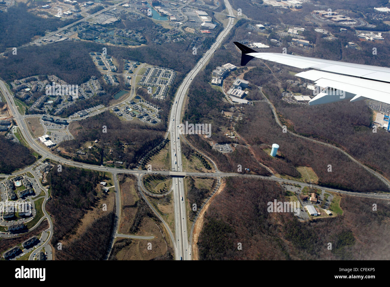Autobahnkreuz als Jet hebt ab vom Fort Lauderdale-Hollywood International Airport in Florida, USA Stockfoto