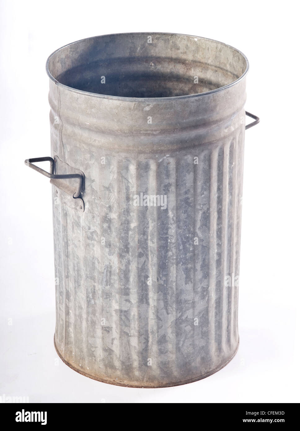 Eine alte Wellpappe Metall Mülltonne mit klappbarem Griff und Deckel. Studio auf weißem Hintergrund gedreht. Stockfoto